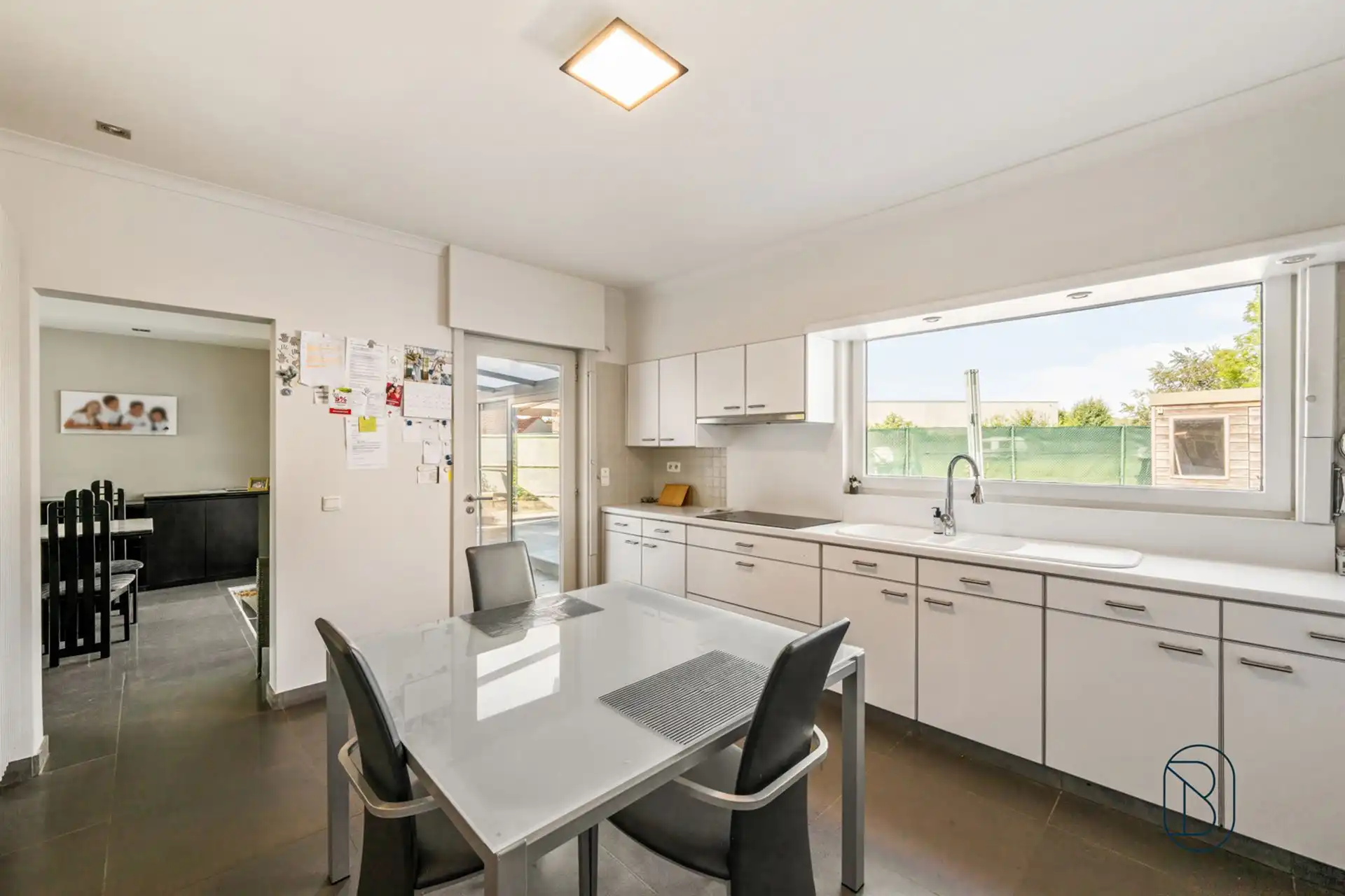 Instapklare gezinswoning met garage en oprit, en ruime loods foto 15