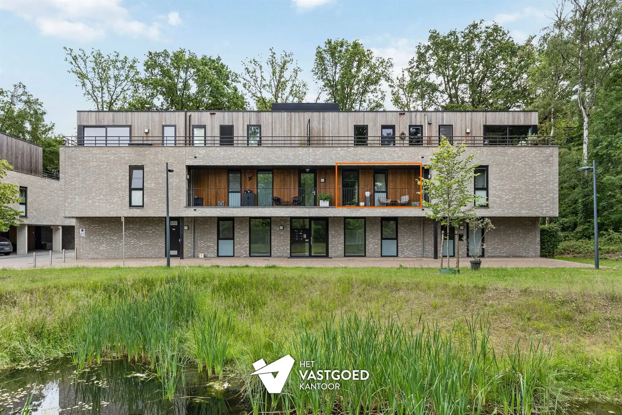 GEZELLIG APPARTEMENT MET 2 SLAAPKAMERS, RUIM TERRAS EN OVERDEKTE AUTOSTAANPLAATS TE BERINGEN foto 2