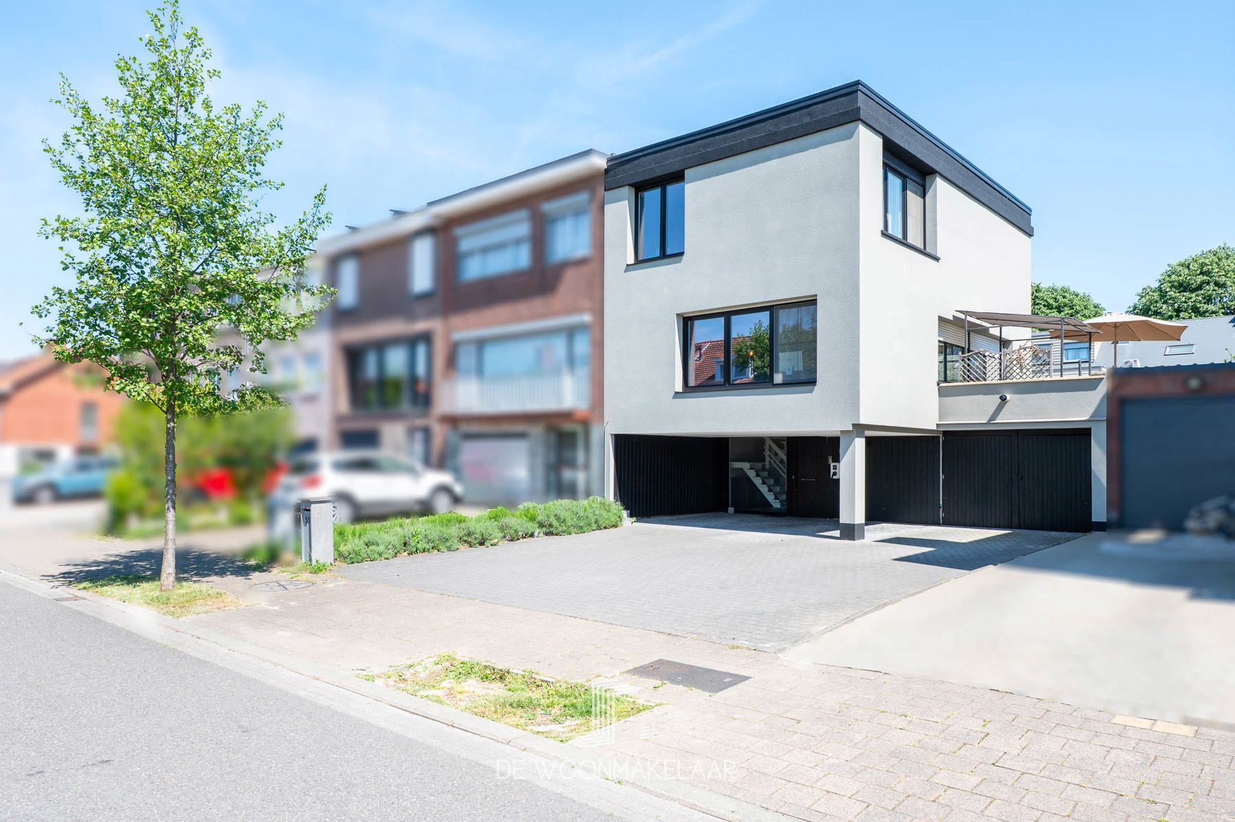 Halfopen bel-etage met 4 slaapkamers, garage en tuin foto {{pictureIndex}}