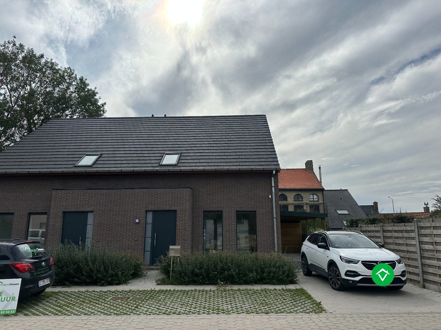 Moderne en lichtrijke nieuwbouwwoning met drie slaapkamers te Handzame (Kortemark) foto {{pictureIndex}}