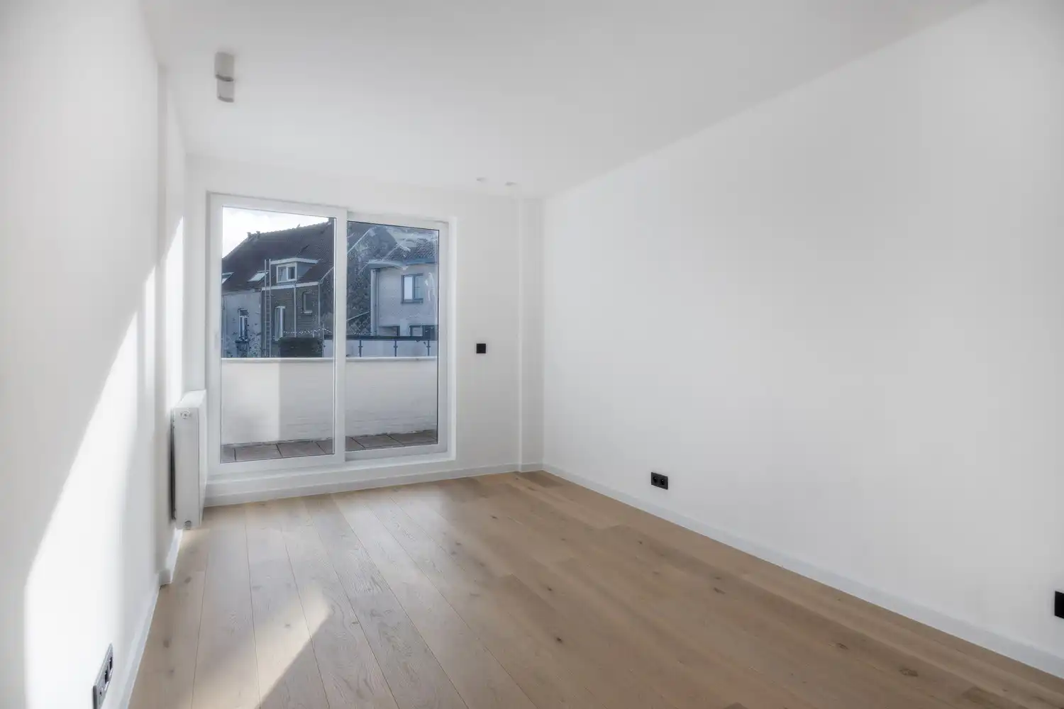 Gerenoveerd appartement met 2 slaapkamers en een terras nabij het Citadelpark en het Sint-Pietersstation. foto 6