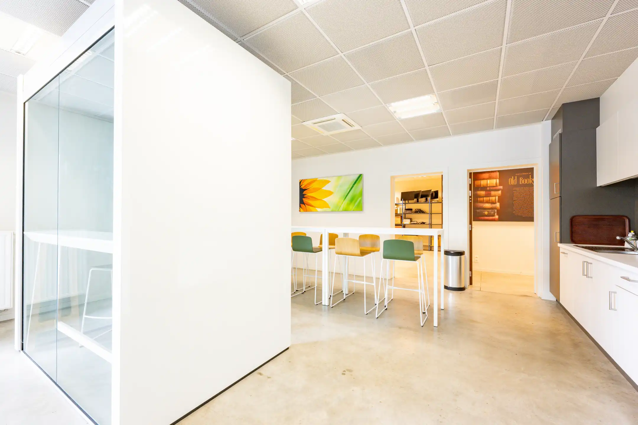 TE HUUR Magazijn + kantoor foto 6