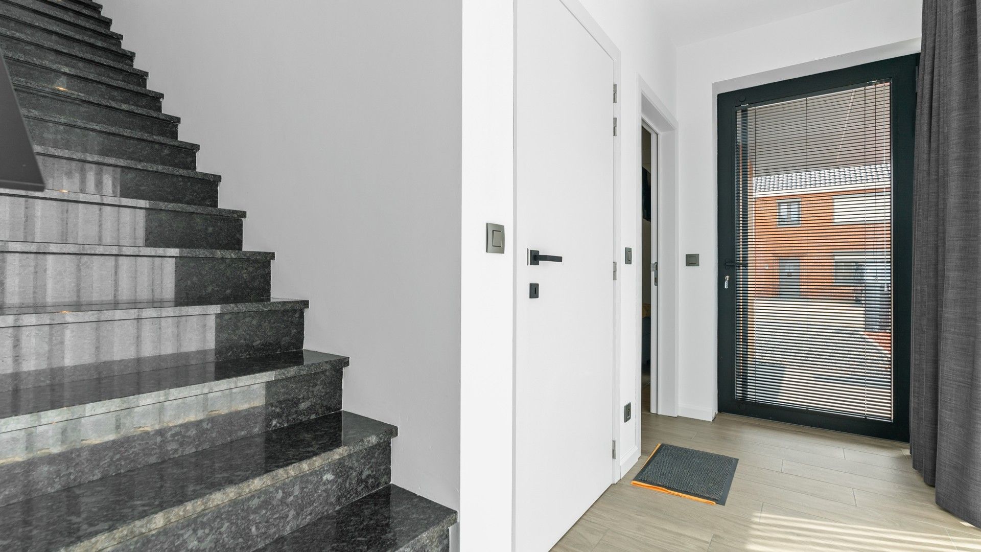 Hoogwaardig afgewerkte nieuwbouwwoning  met 4 slkprs in Opglabbeek foto 5