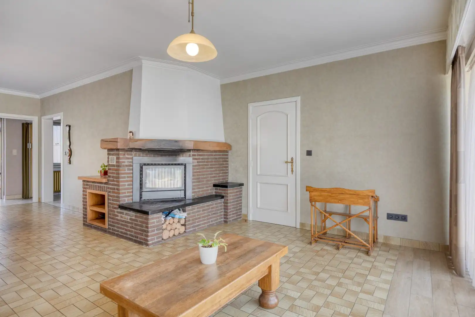 Goed onderhouden ruim ingedeelde woning met 3 slpks + zolder foto 4