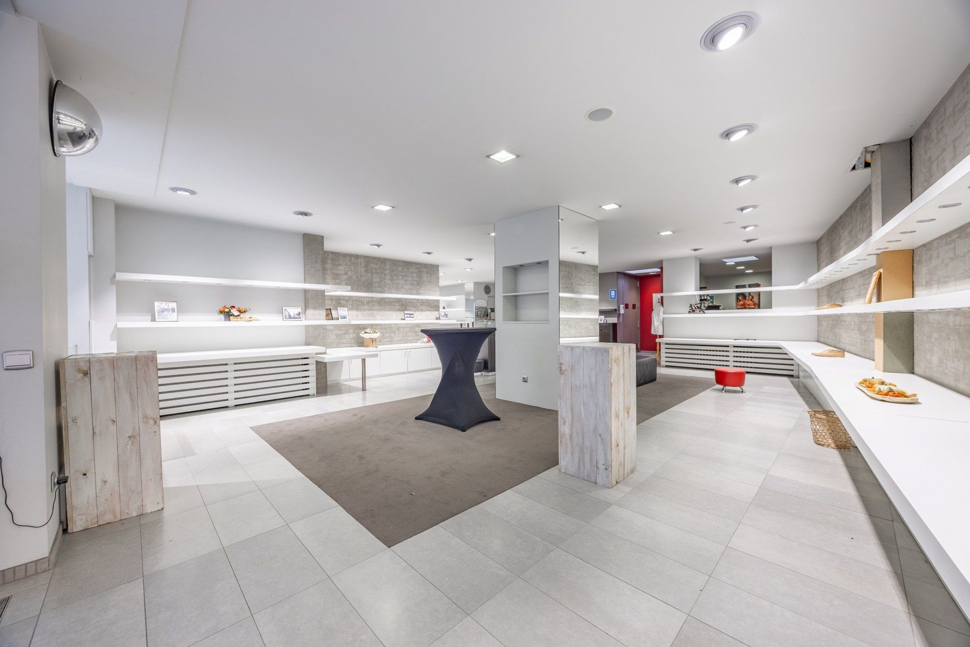 CENTRAAL GELEGEN COMMERCIEEL HANDELSPAND foto 2