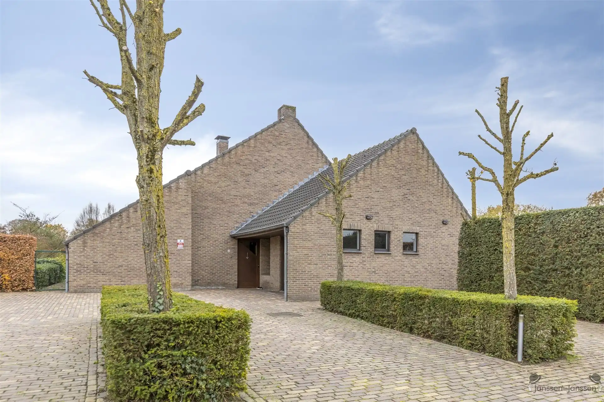 Ruime, goed onderhouden woning met prachtige tuin in Geel foto 2