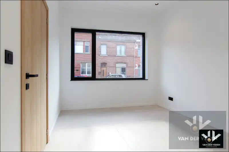 Volledig gerenoveerde, instapklare en energiezuinige rijwoning met 4 slaapkamers, 2 badkamers, zonnig terras, omheinde tuin en toegang achteraan net buiten de Grote Ring van Hasselt. foto 10