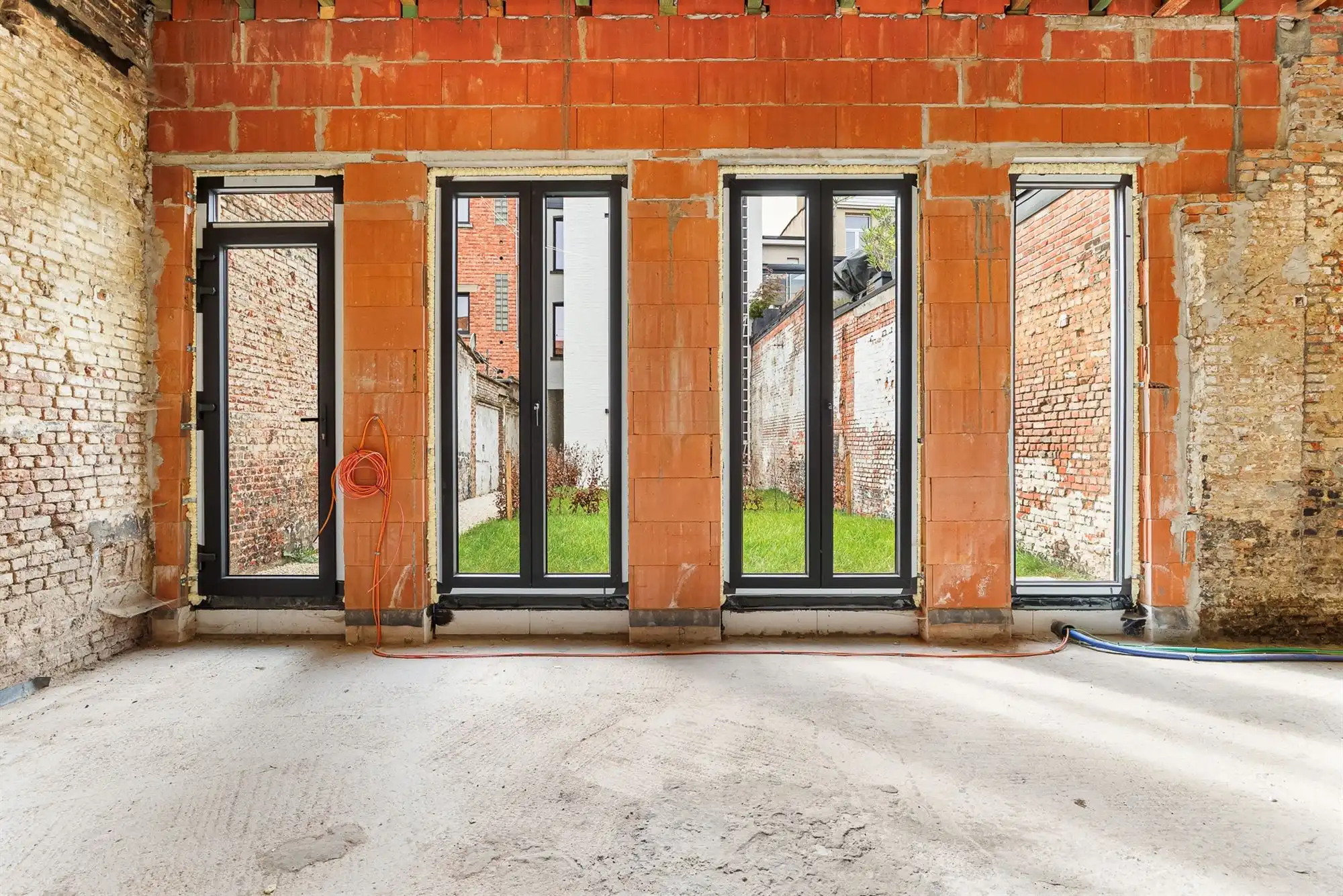 Centraal gelegen casco ruimte met privatieve tuin.  foto 2