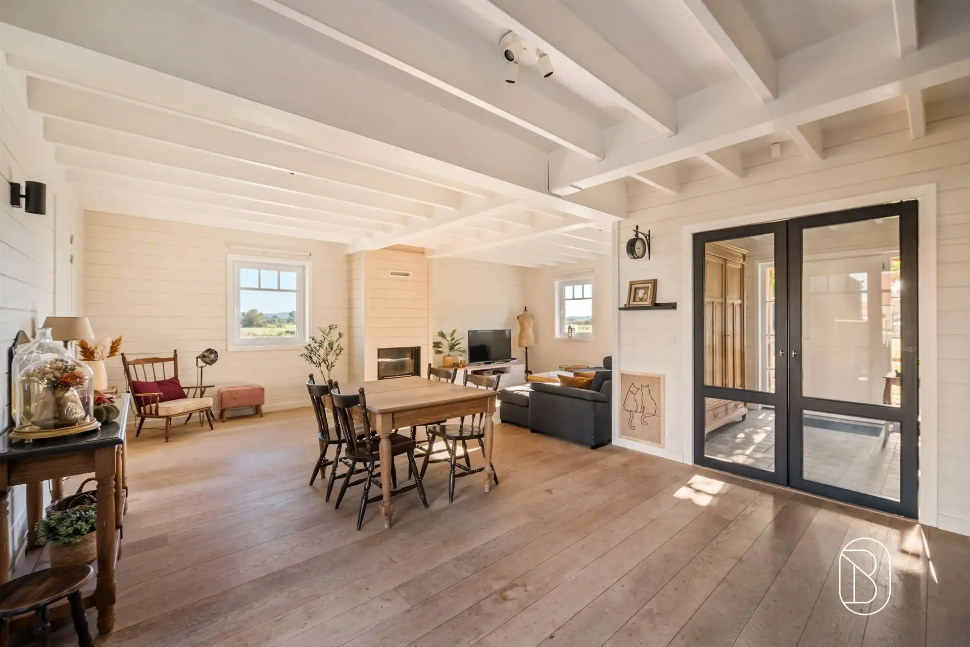 Recente woning met 2 loodsen en zwembad in Escanaffles foto 7