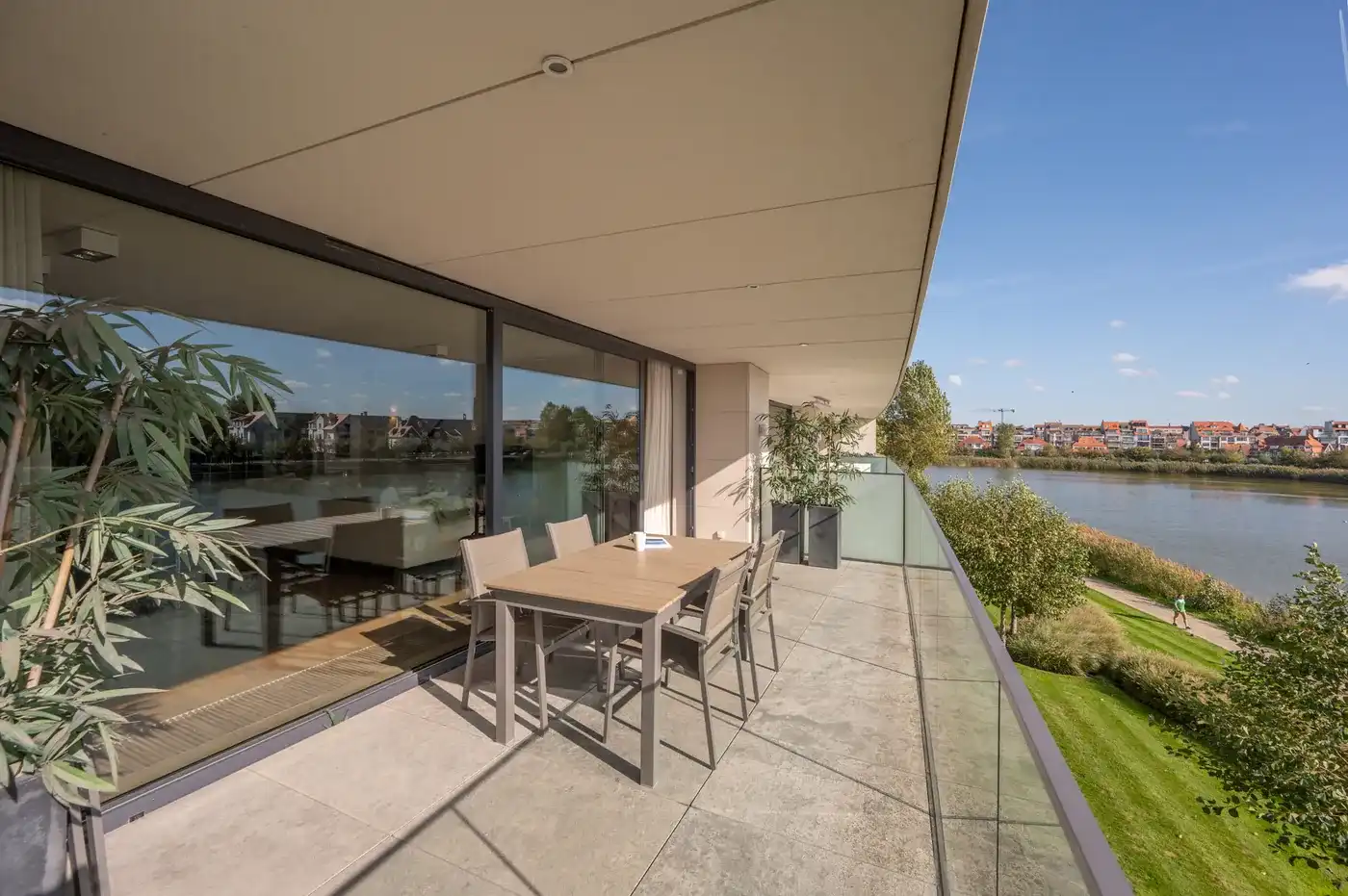 Uitzonderlijk ruim en breed appartement met zuidgericht terras en uniek zicht over het Zegemeer - dubbele garage foto 4