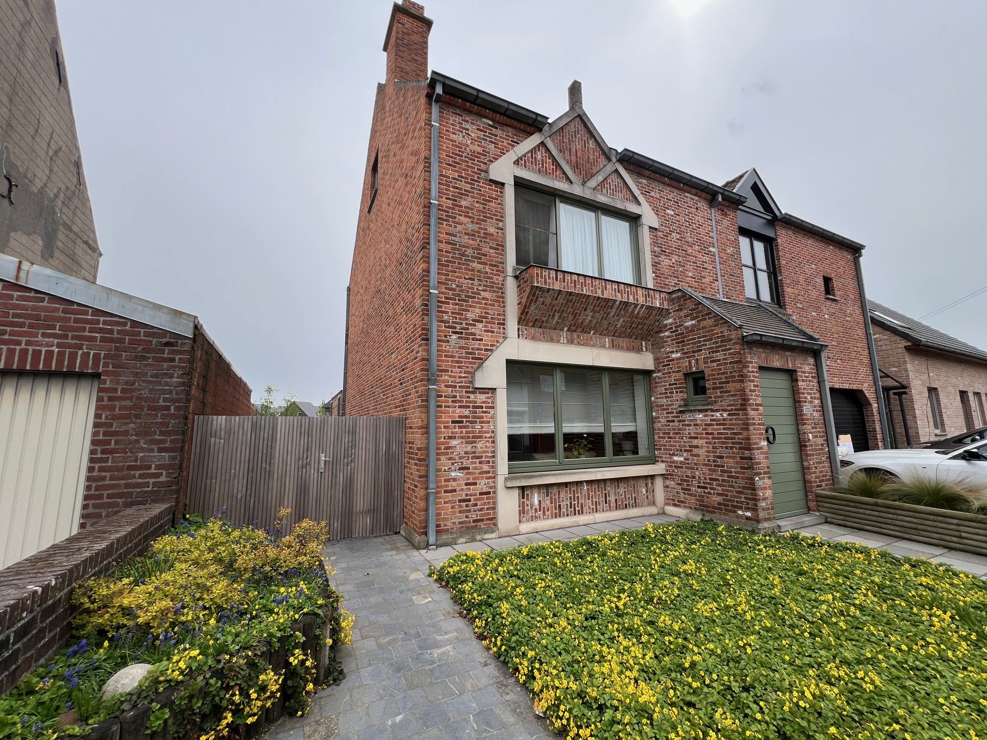 Charmante woning te huur met 3 slaapkamers en garage foto {{pictureIndex}}