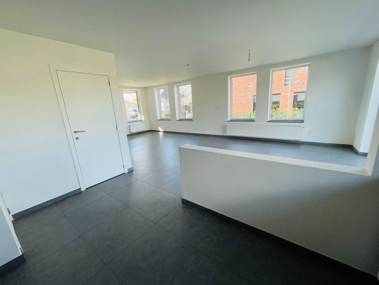 Waardamme , rustige residentiële ligging , RECENT  gebouwde LICHTRIJKE ENERGIEZUINIGE woning met 3 slaapkamers, oprit, tuin en garage. foto 7