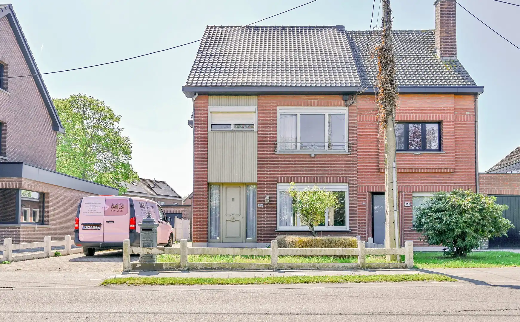 Ruime woning met 3 slaapkamers, vernieuwd dak en vergund schoonheidssalon. foto {{pictureIndex}}