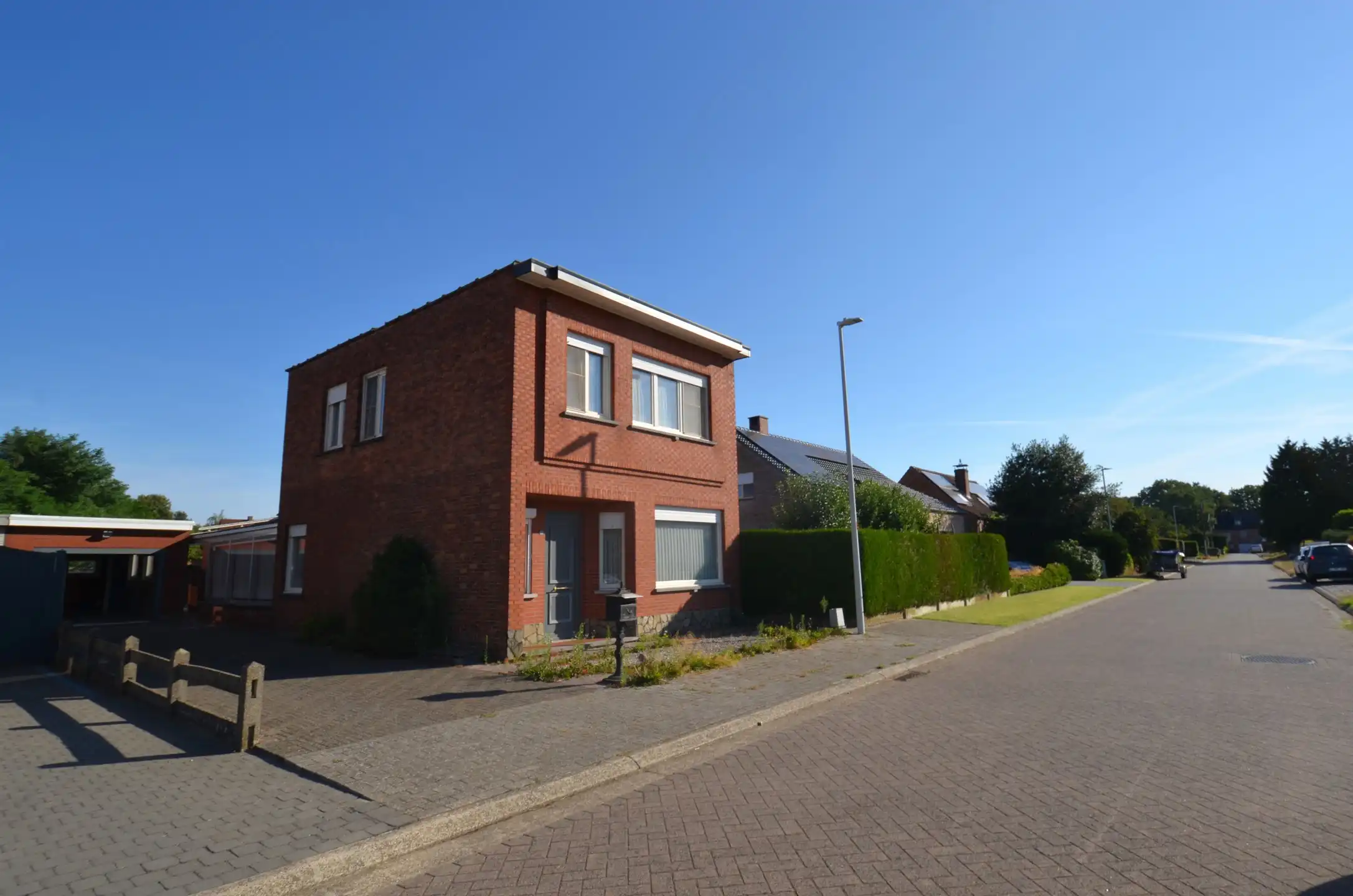 Te renoveren woning met 3 slaapkamers, tuintje en dubbele garage foto 2