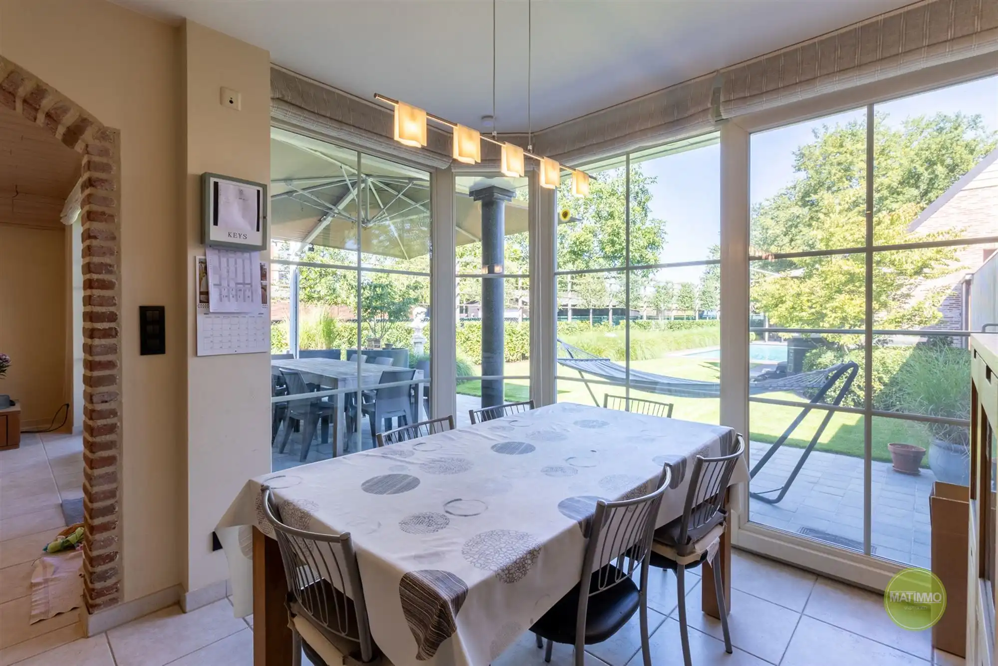 Instapklare gezinswoning met magazijn, zwembad en poolhouse  foto 6