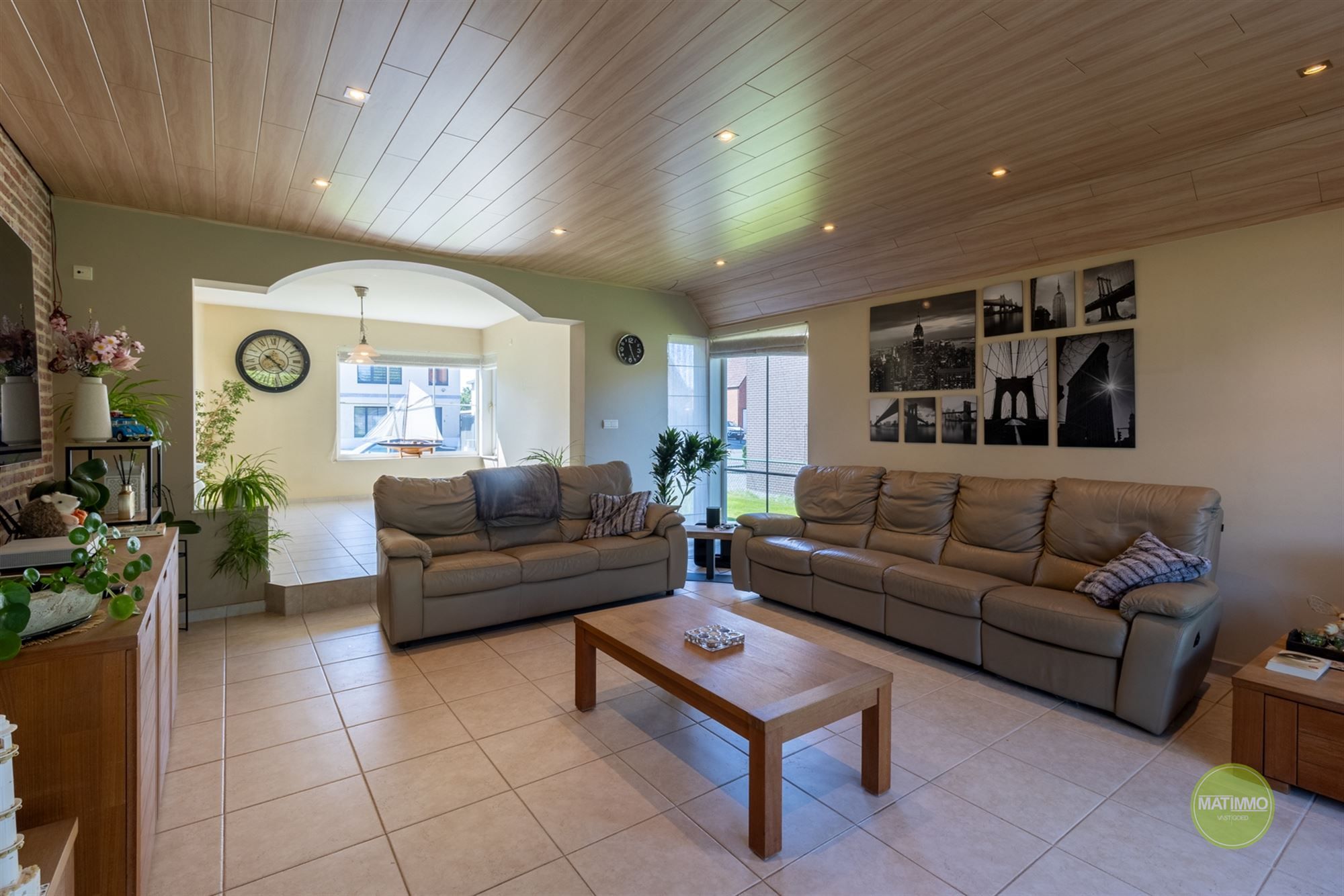 Instapklare gezinswoning met magazijn, zwembad en poolhouse  foto 6