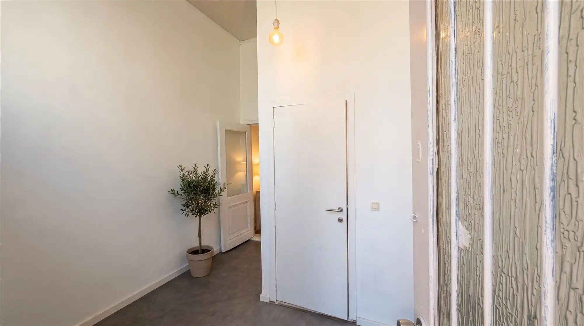 Karaktervolle rijwoning met veel potentieel aan Den Dam. foto 7