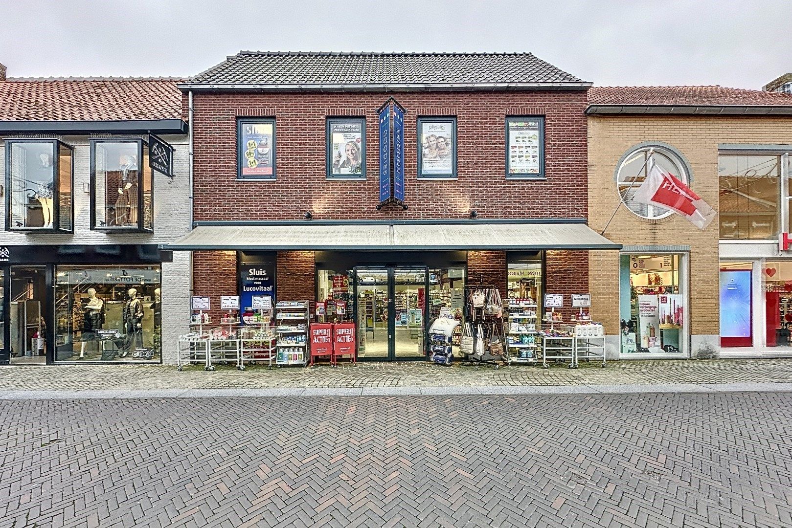 Ruim handelspand grenzend aan twee straten foto {{pictureIndex}}