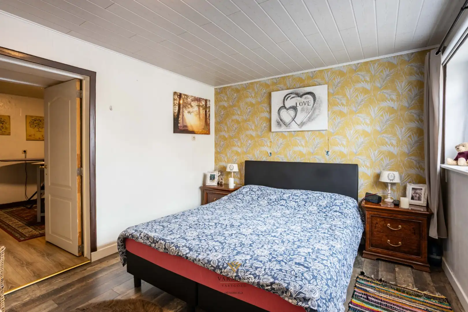 Ruime alleenstaande woning met garage in heuvelachtige omgeving foto 27