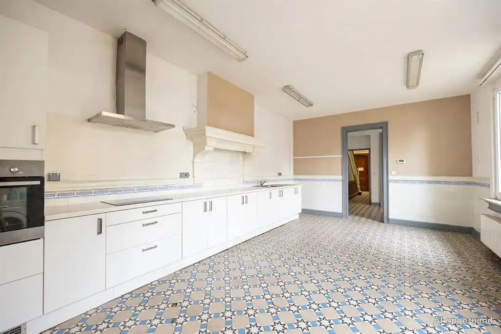 Unieke neogotische pastoriewoningl van ca. 412 m² met kapel foto 6