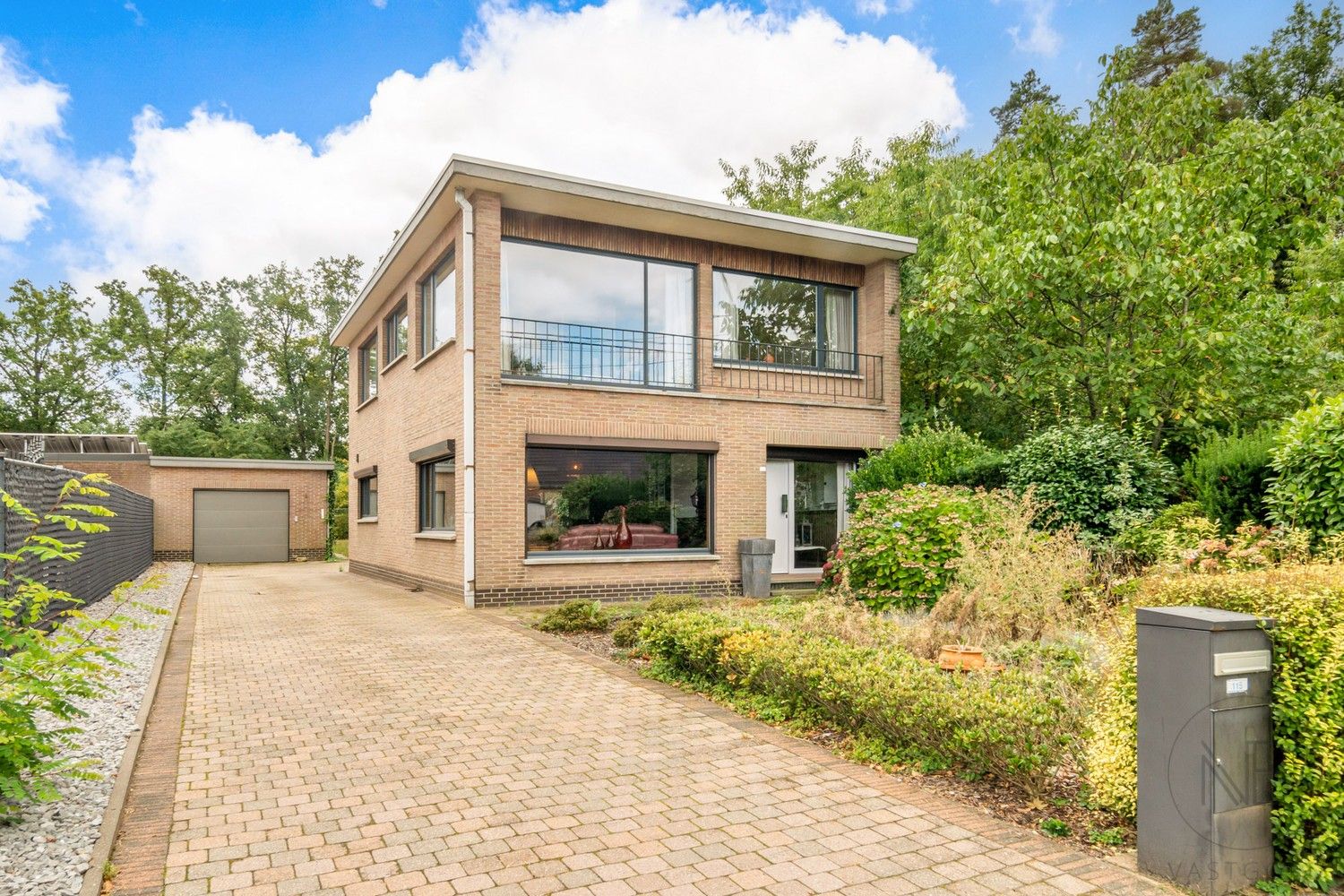 Hoofdfoto van de publicatie: Ruime gezinswoning met 4 slaapkamers op een perceel van 8a 40ca!