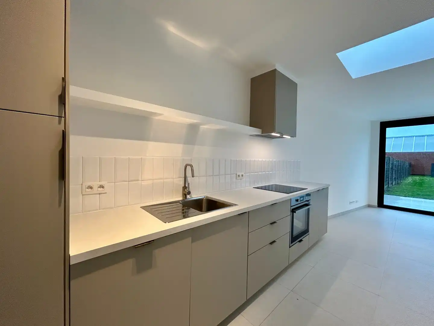 Instapklaar 2-slaapkamer appartement met tuin nabij centrum Tielt! foto 2