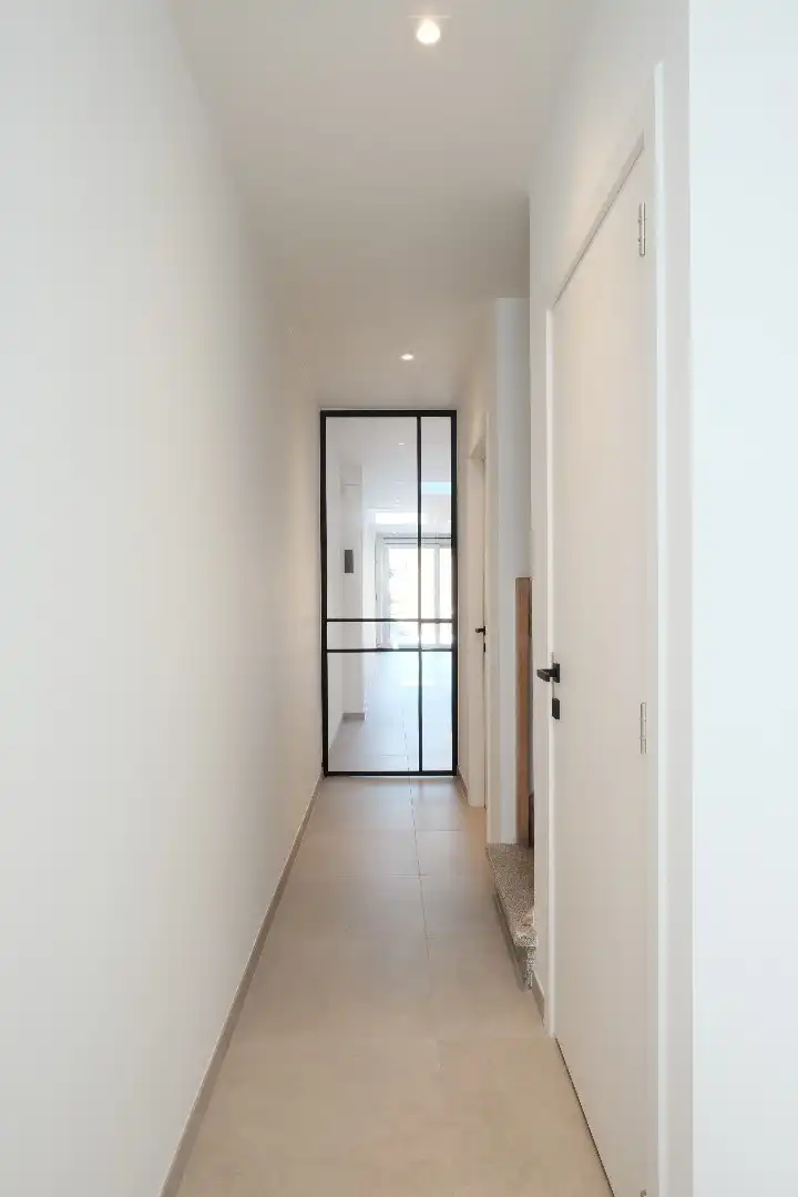 Volledig vernieuwde rijwoning met 3 slaapkamers, aangelegde tuin en private parkeerplaats foto 2