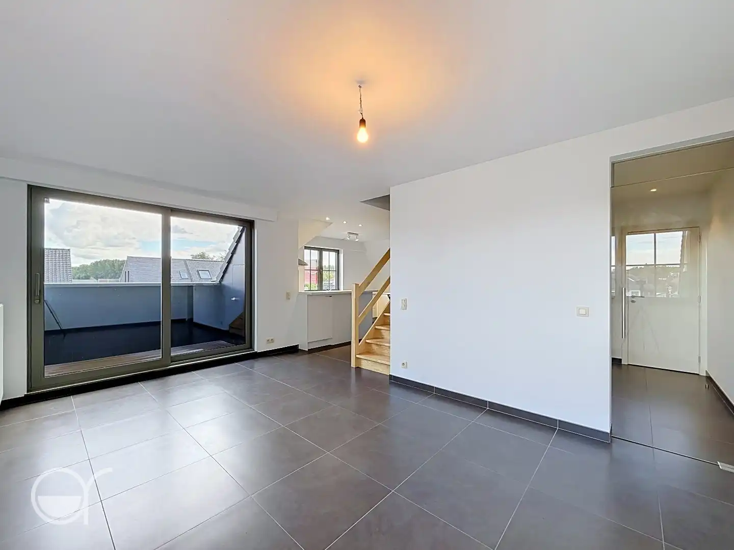 Lichtrijk duplexappartement met 2 slaapkamers, terras, garagebox én staanplaats foto 3