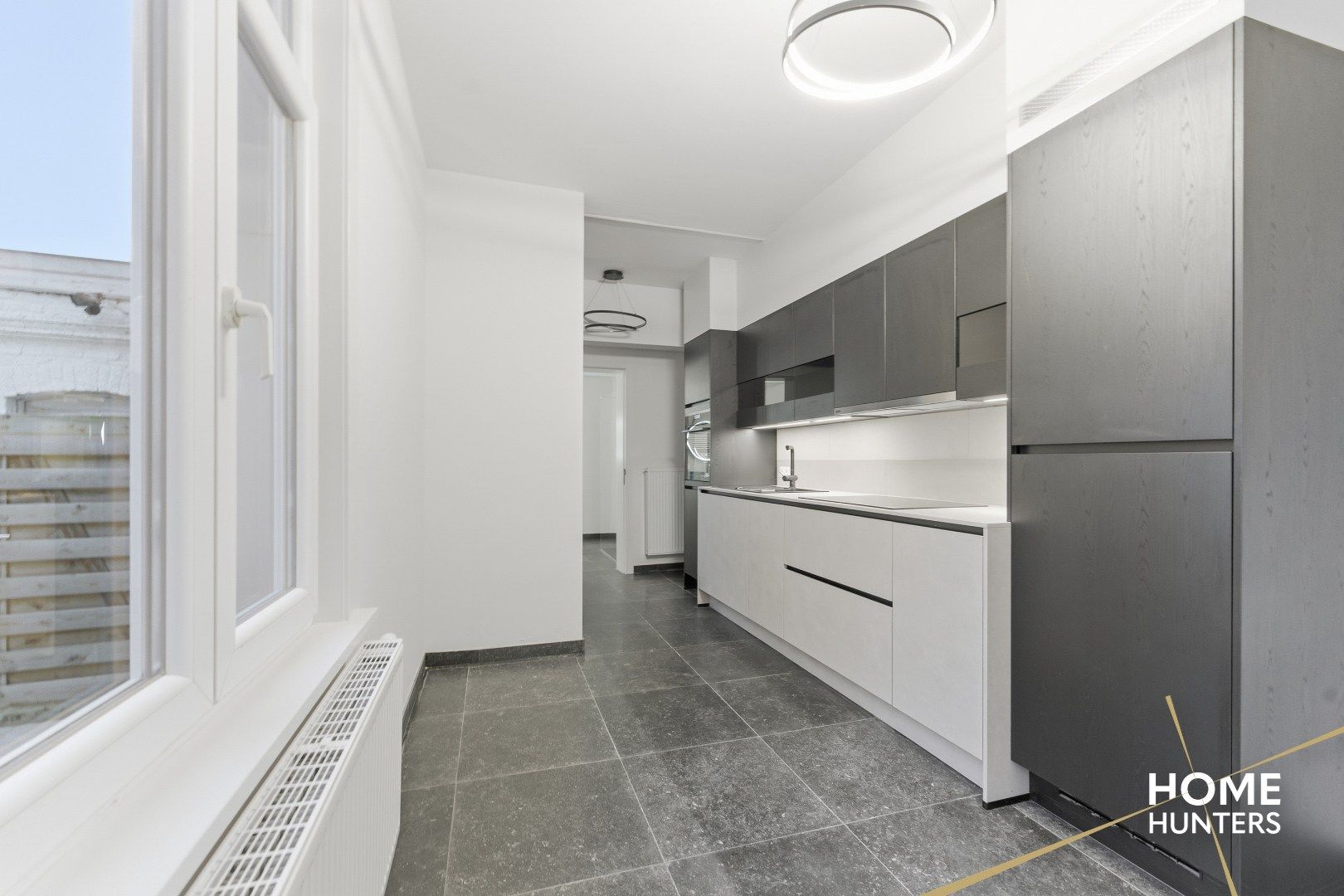 Ruim éénslaapkamer appartement met uniek zicht op het astridpark en de Sint Maartens Kathedraal te Ieper foto 13