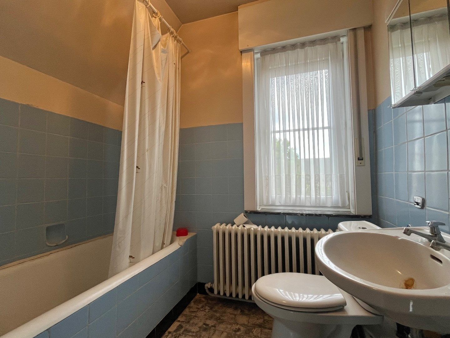 Alleenstaande woning te koop in Kuurne met ruime tuin, 3 slaapkamers en een topligging.  foto 13