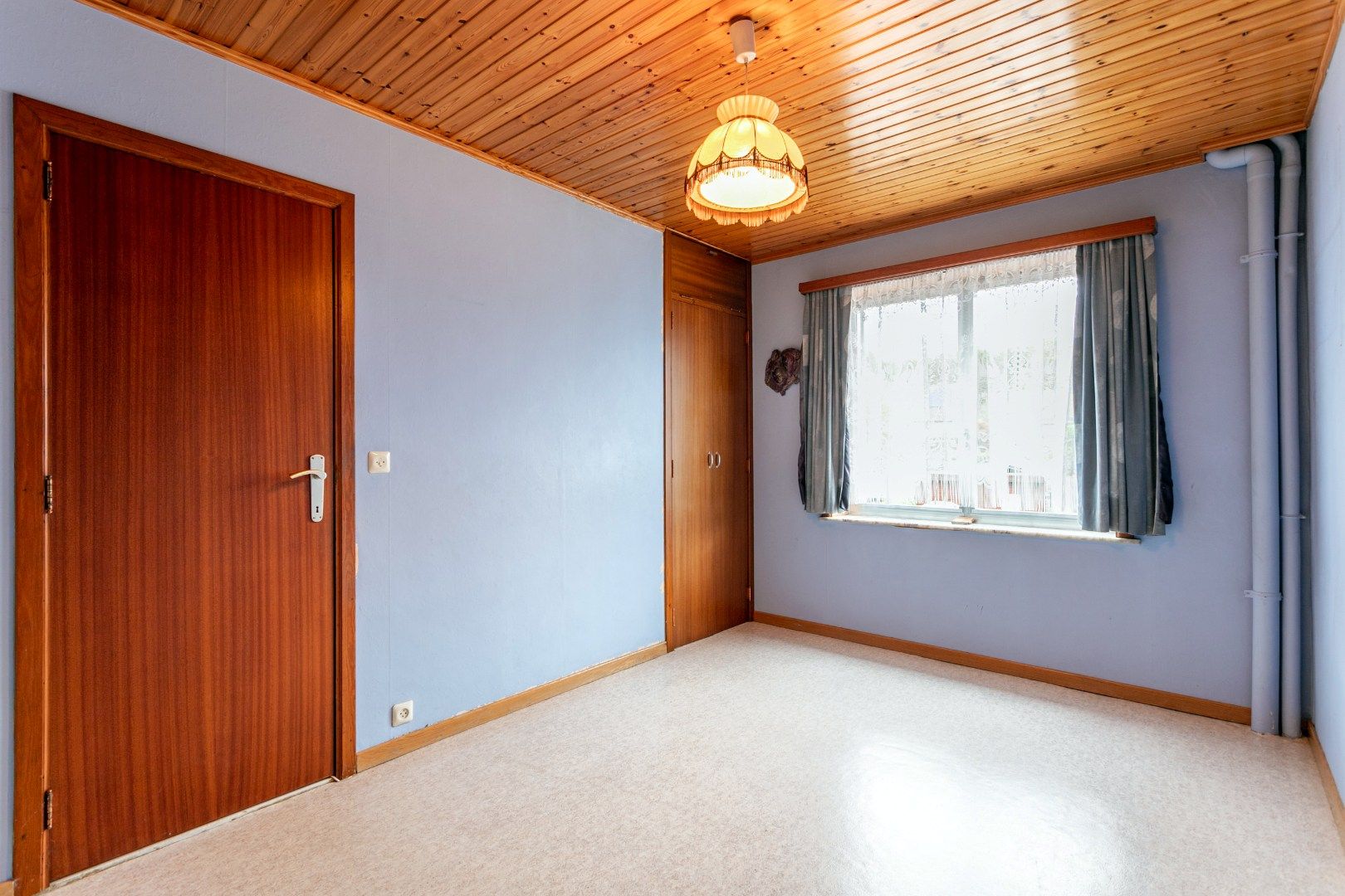 Te renoveren bel-étage met 2 slpk en garage te Buizingen foto 11