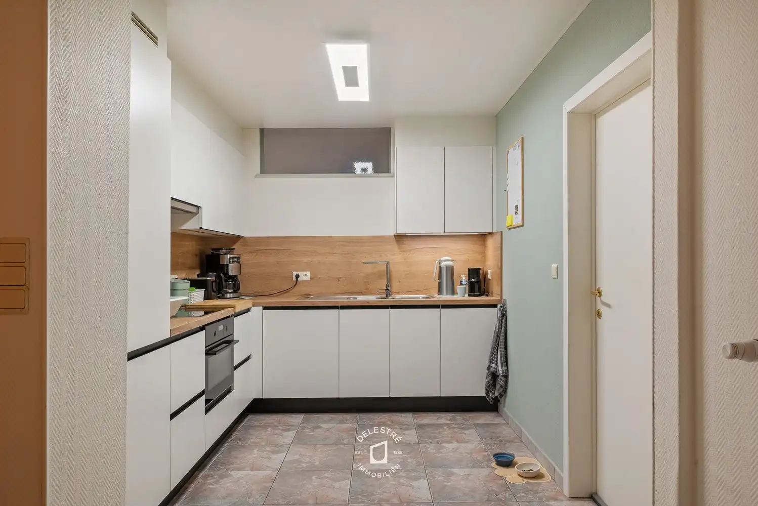 GERENOVEERD GELIJKVLOERS APP. INLUSIEF GARAGEBOX. foto 8