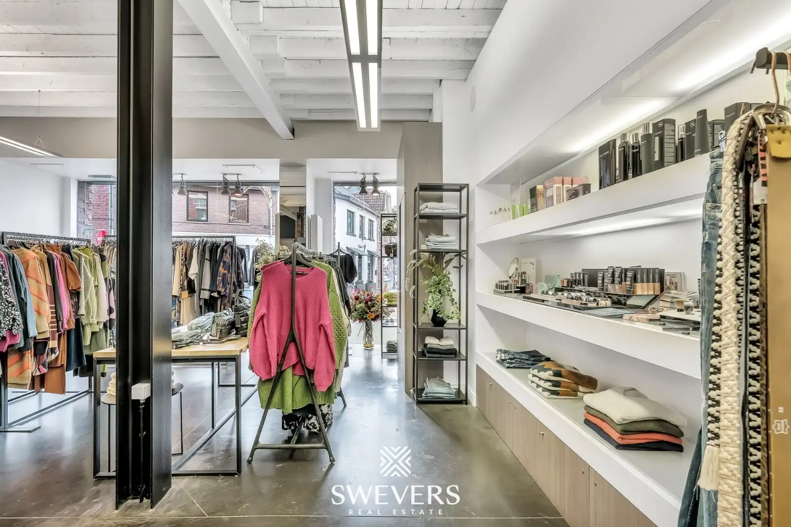 Instapklaar handelspand met ruime opslag en uitstekende visibiliteit in centrum Beringen foto 9