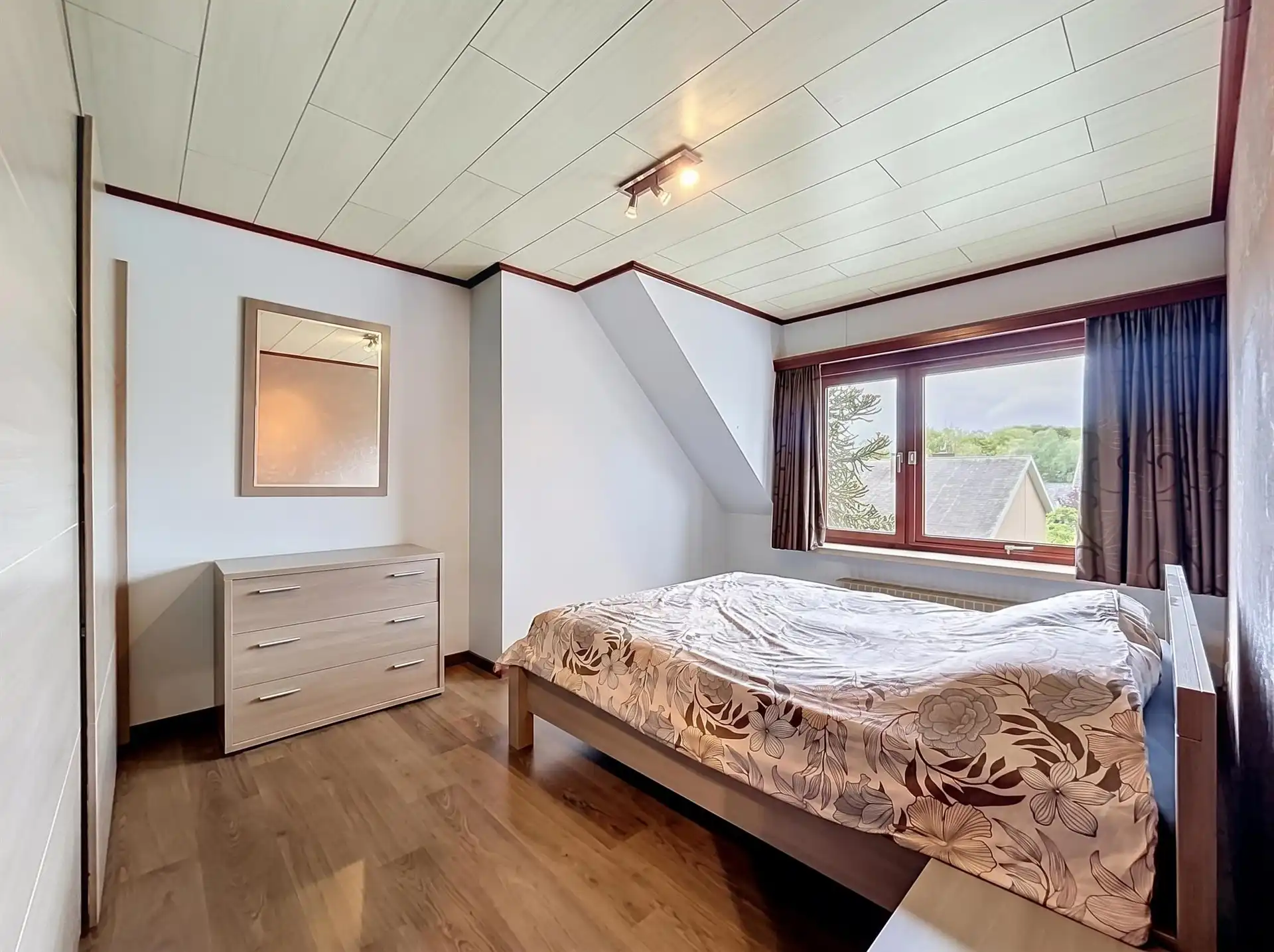 instapklare gezinswoning met 3 slaapkamers, garage en ruime tuin op toplocatie foto 9