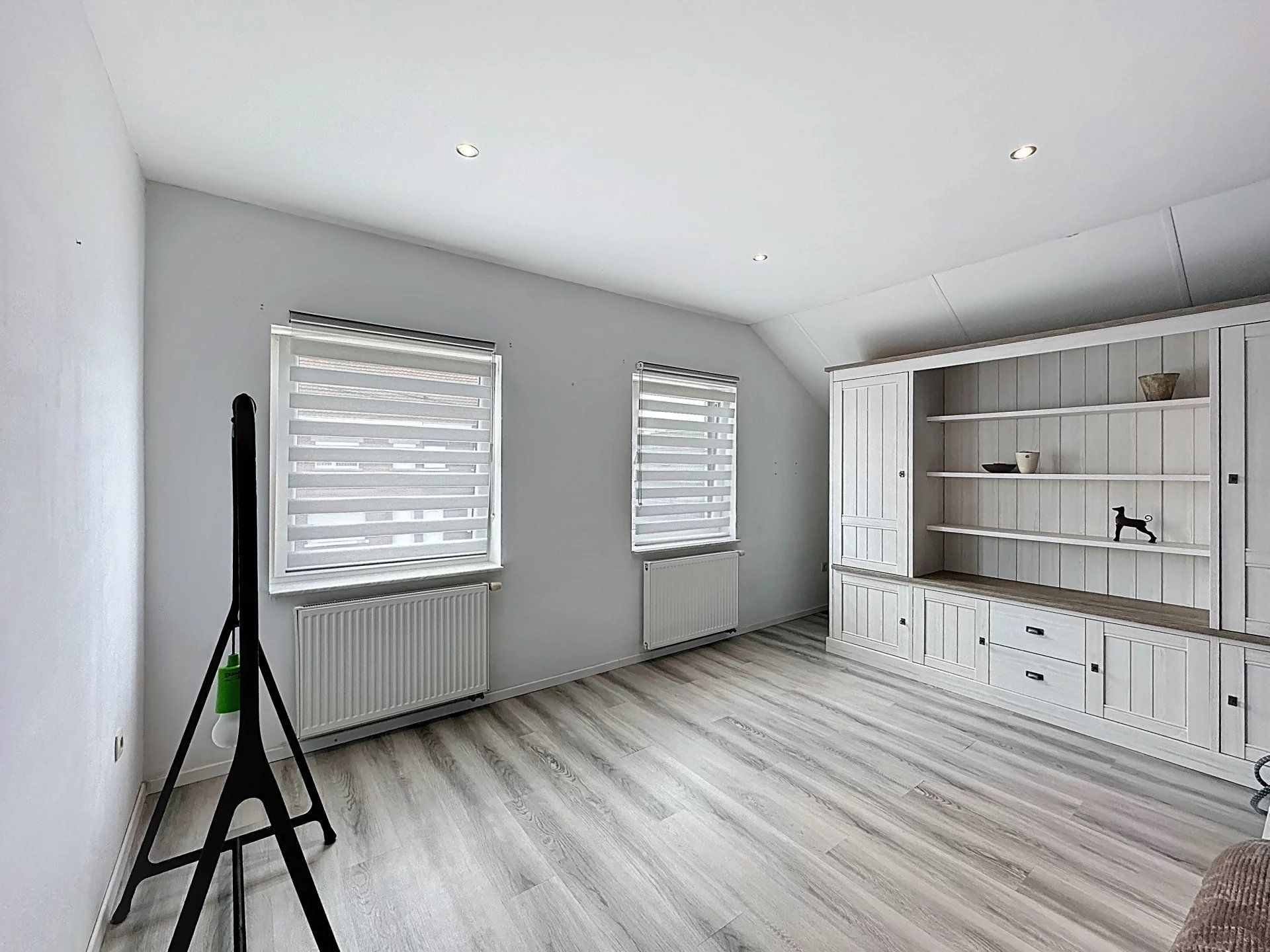 Verrassend ruime woning met 5 slaapkamers en 2 badkamers op groot perceel. foto 26