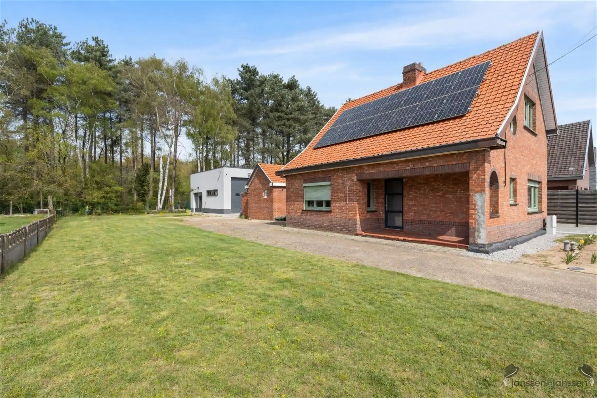 Vrijstaande woning met modern bijgebouw en renovatiepotentieel in groen Beverlo foto 2