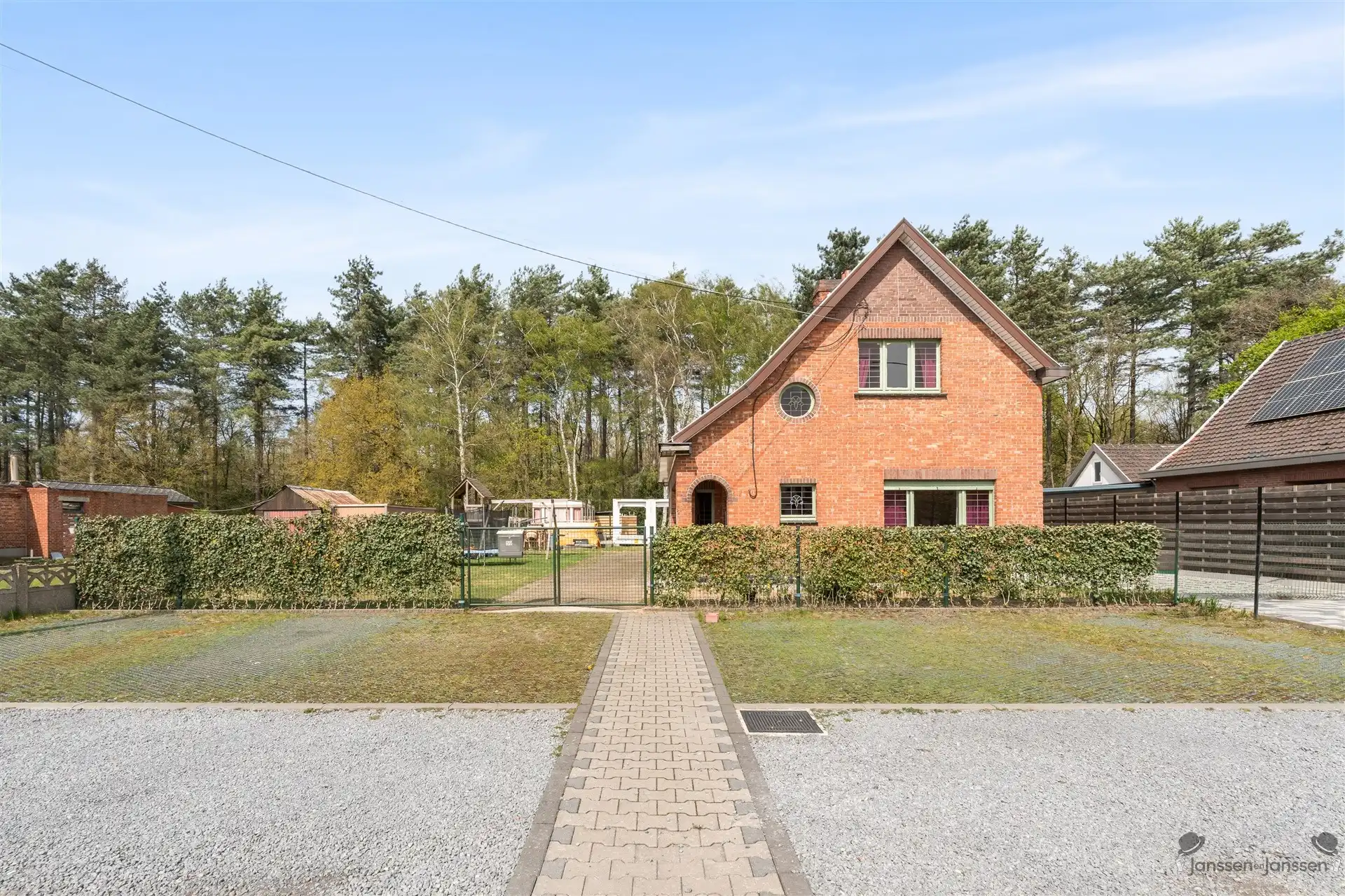Vrijstaande woning met modern bijgebouw en renovatiepotentieel in groen Beverlo foto 2