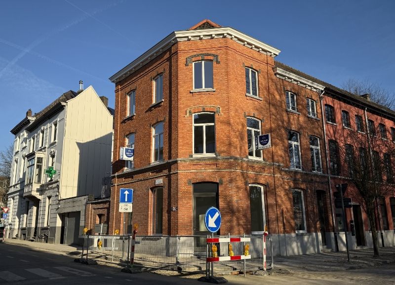 Unieke gerenoveerde eigendom met handelsruimte & triplex appartement met zicht op Coupure foto 2