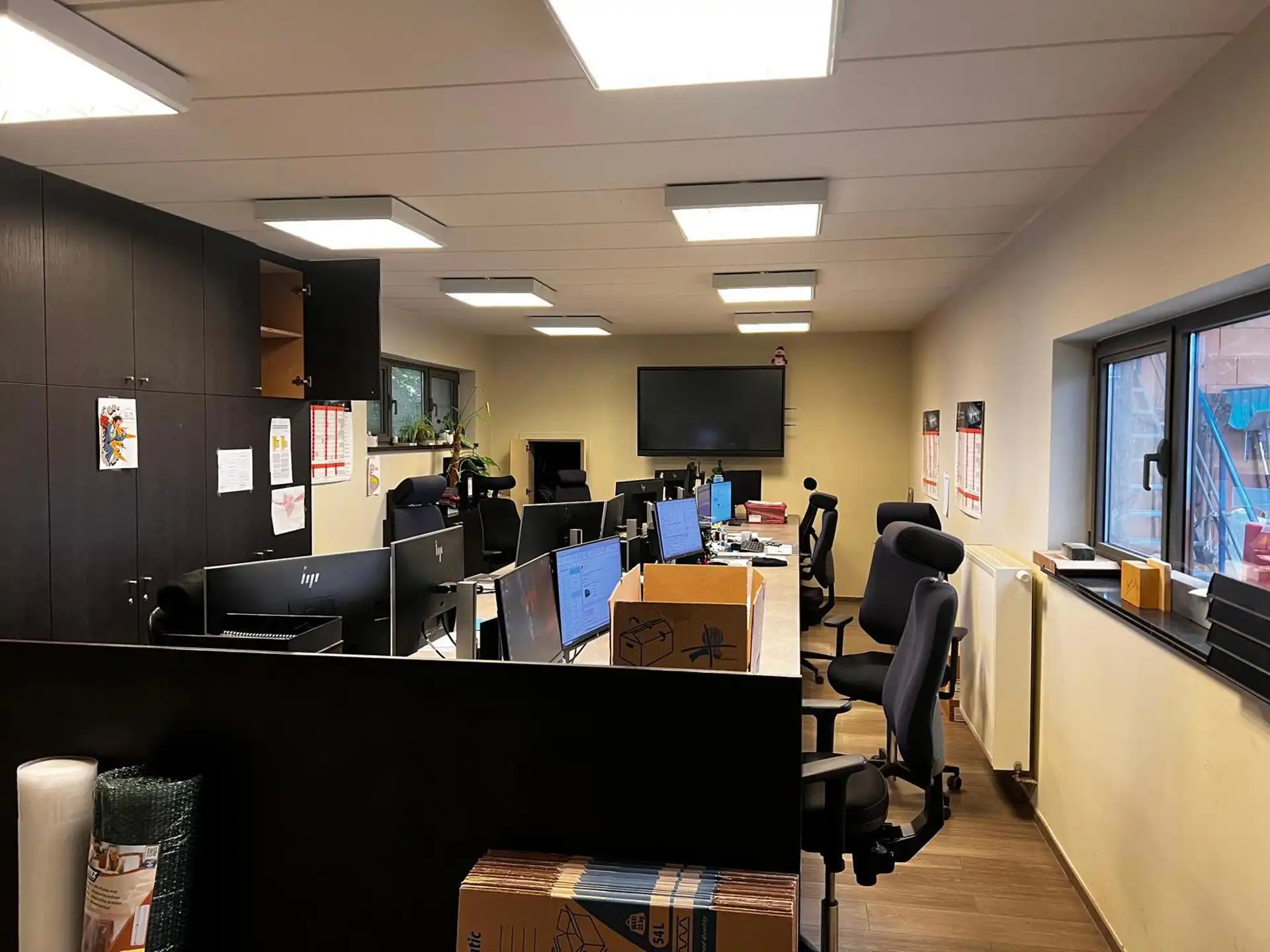 TE HUUR Magazijn + Kantoor te Kalmthout foto 2