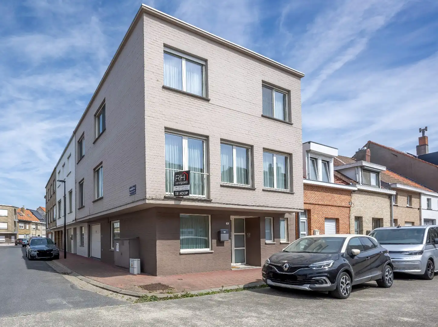 Instapklare, lichtrijke bel-etage woning met ruime garage en terras op centrale ligging foto {{pictureIndex}}