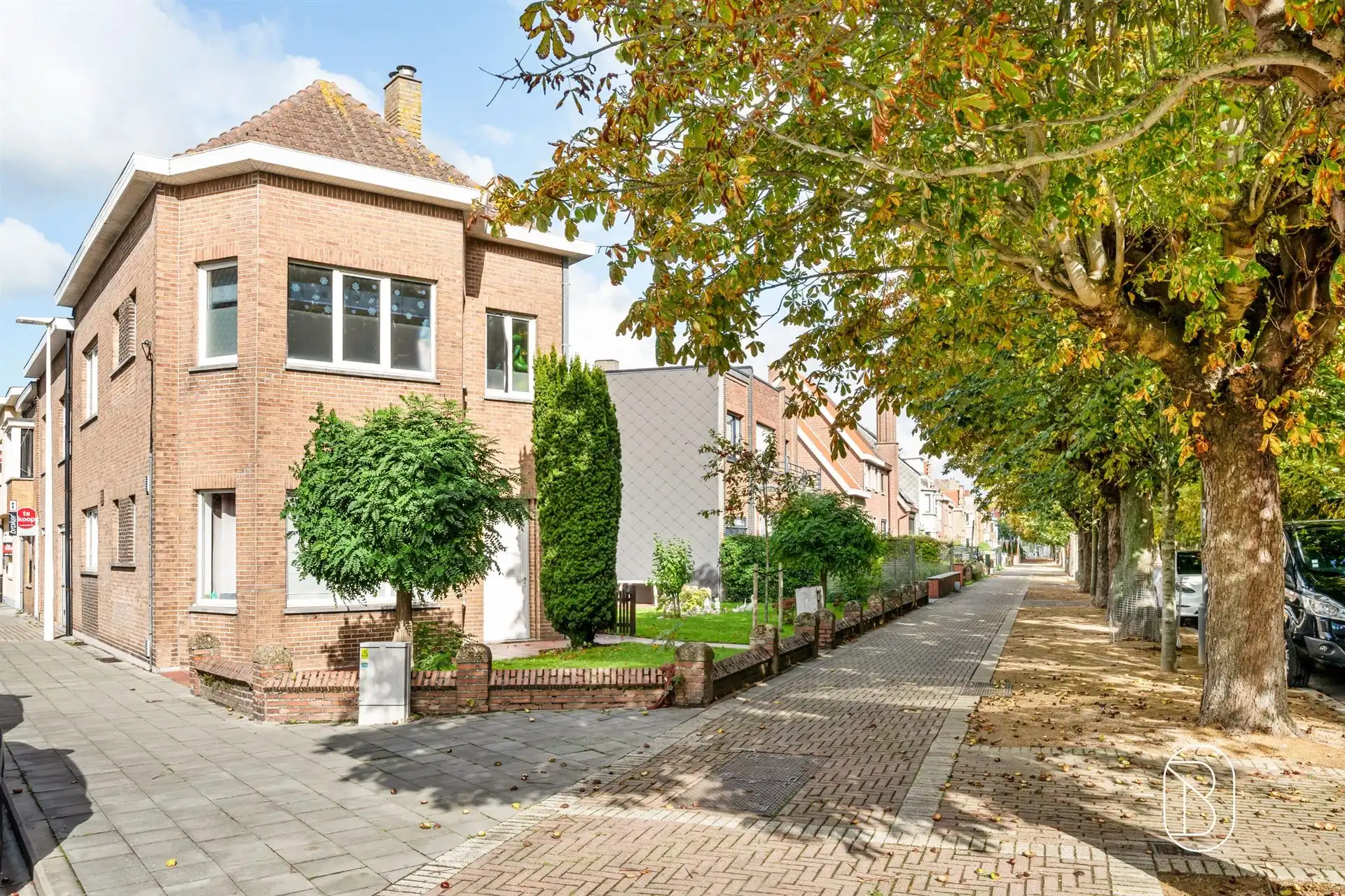 Hoofdfoto van de publicatie: Opbrengsteigendom met 2 appartementen en 2 garages