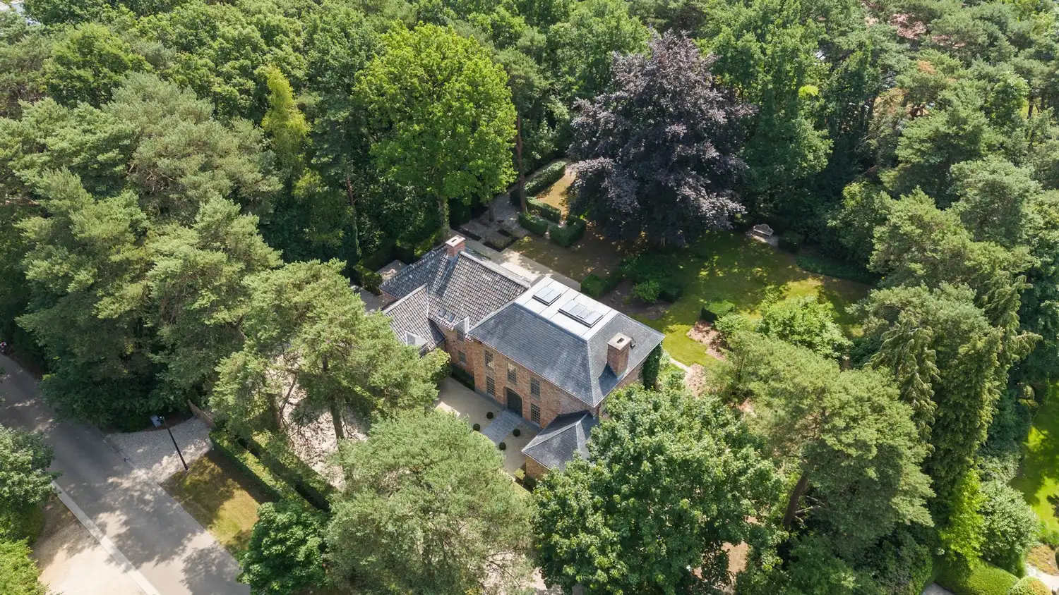 Exclusieve Vlassak-Verhulst villa op 3.016 m2 foto {{pictureIndex}}