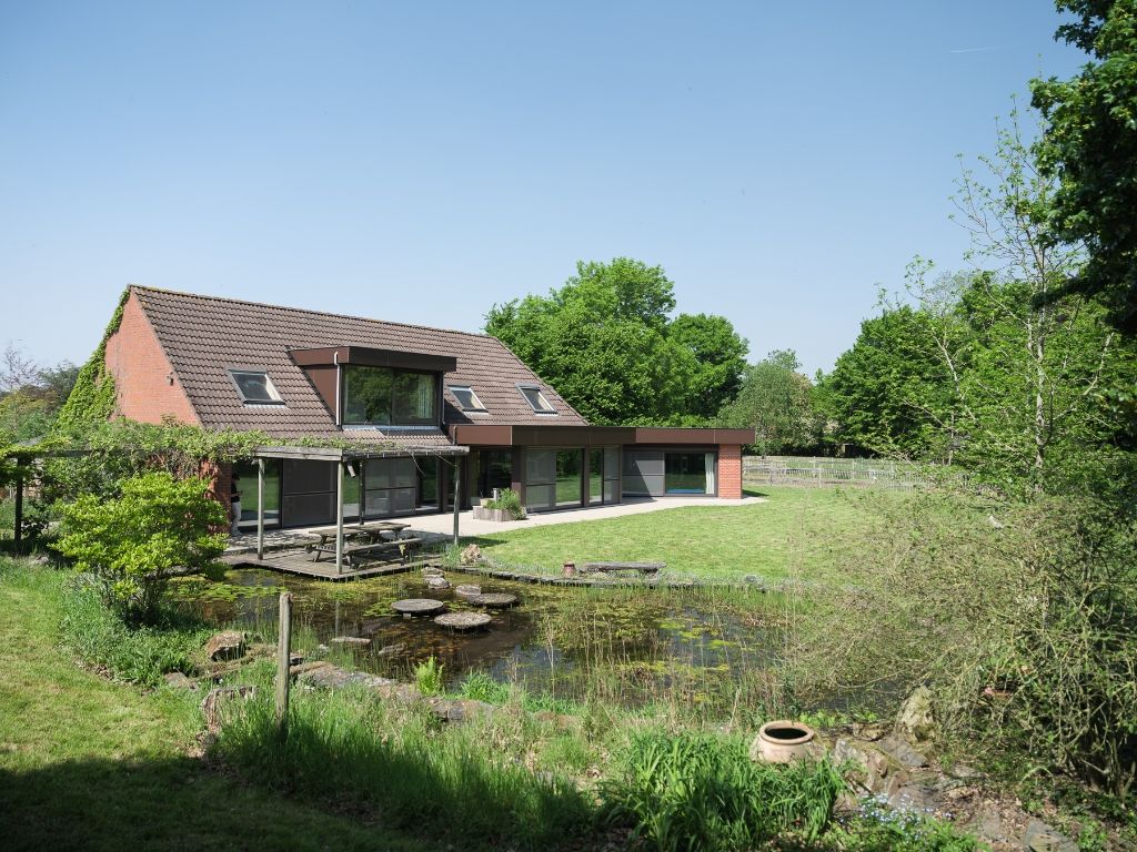 Hoofdfoto van de publicatie: Vrijstaande woning met prachtige tuin en uitzonderlijk bouwvolume (424 m²), omringd door groen