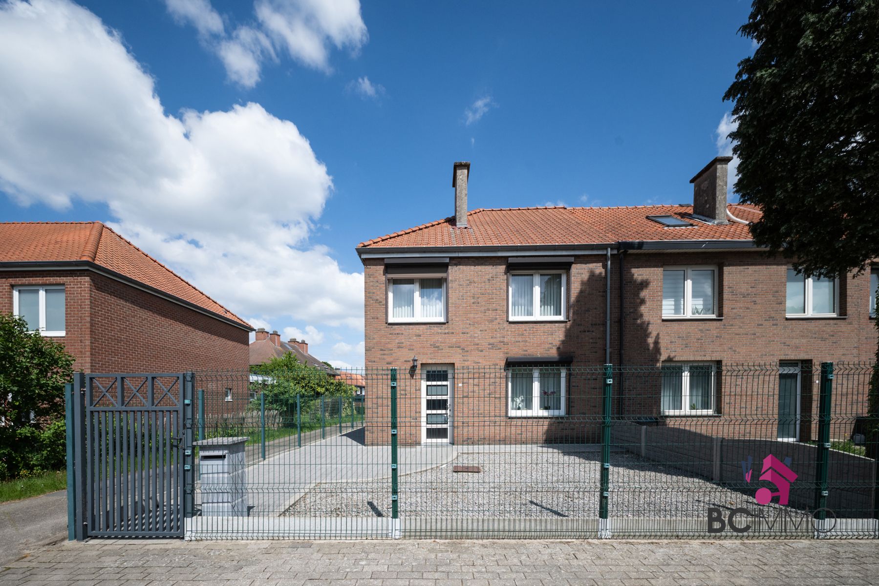 Instapklare halfopen woning met een mooie veranda in een rustige buurt foto {{pictureIndex}}