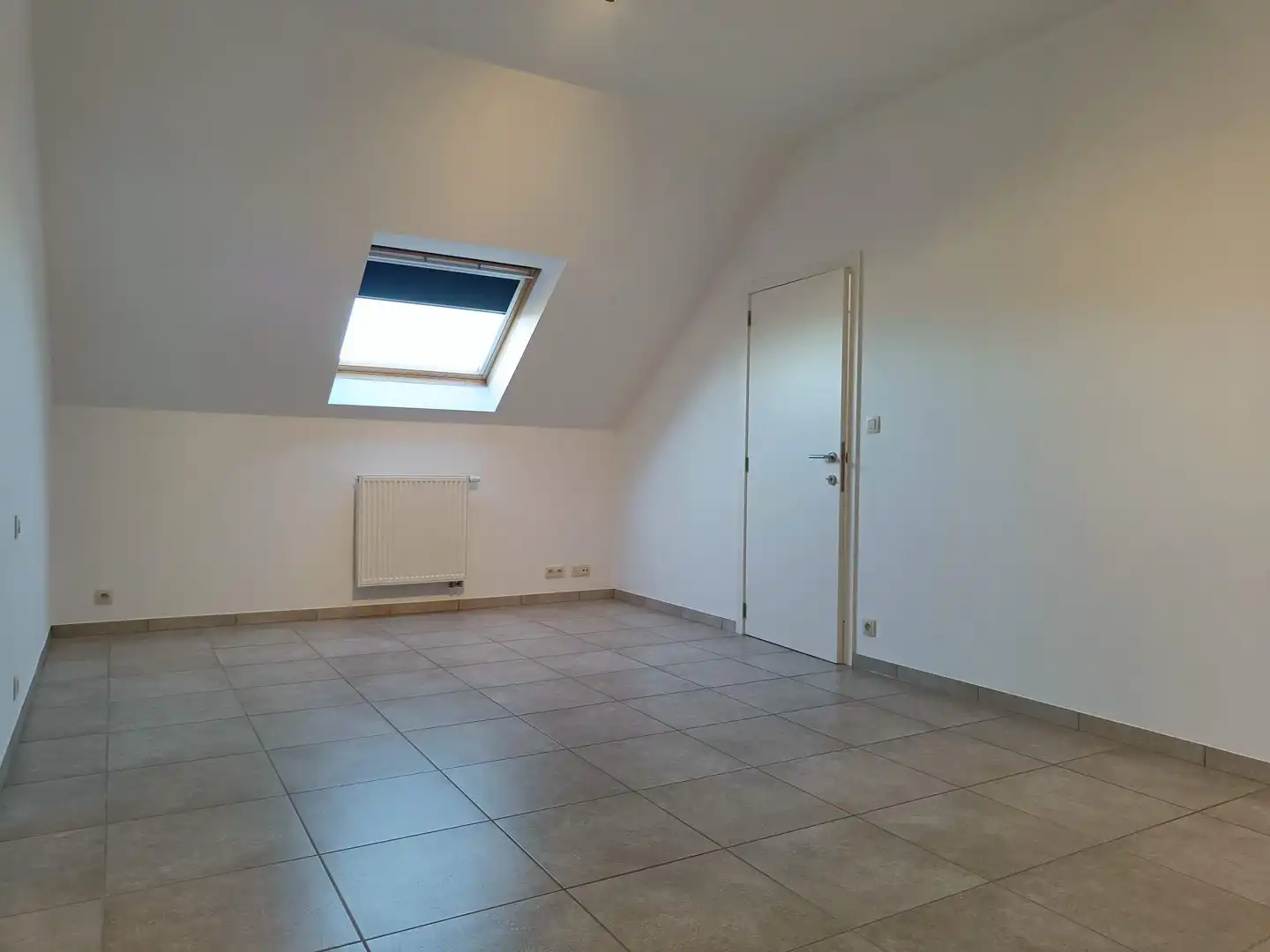 Instapklaar duplexappartement met 2 slpk, terras, garage & 2 parkeerplaatsen te huur in Bilzen foto 12