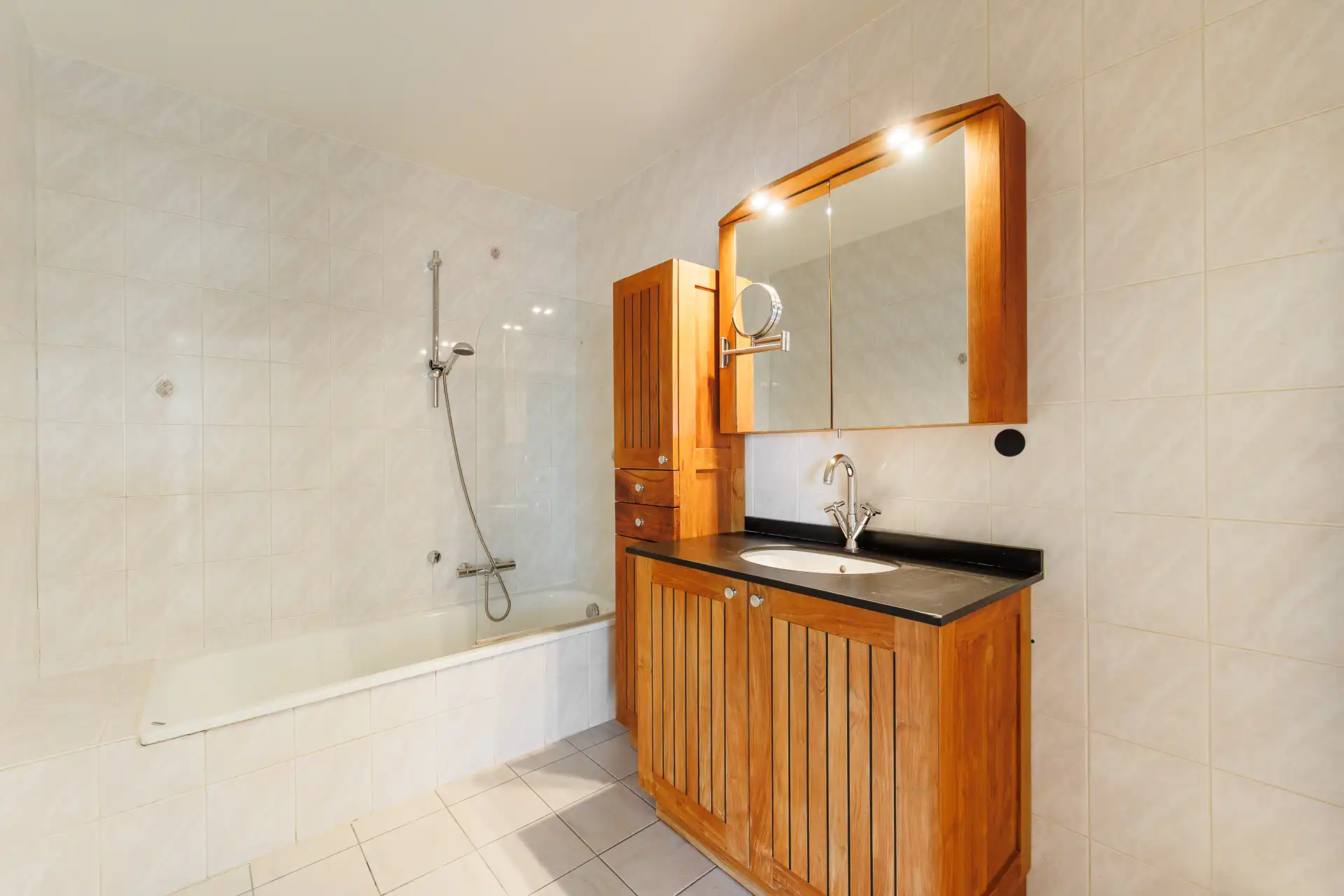 Lichtrijk instapklaar appartement met 2 slpk's en parking foto 17