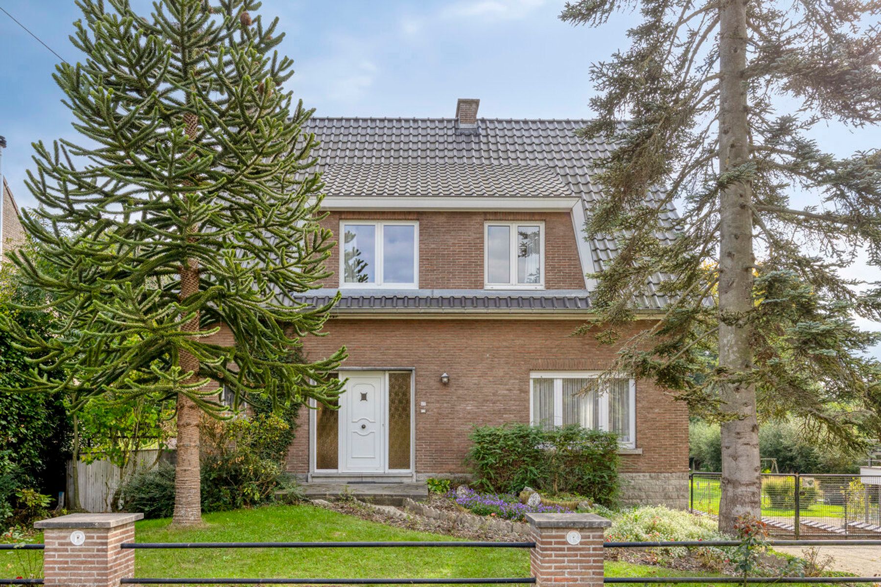 Ruime op te frissen villa met 3 slaapkamers en grote tuin foto {{pictureIndex}}