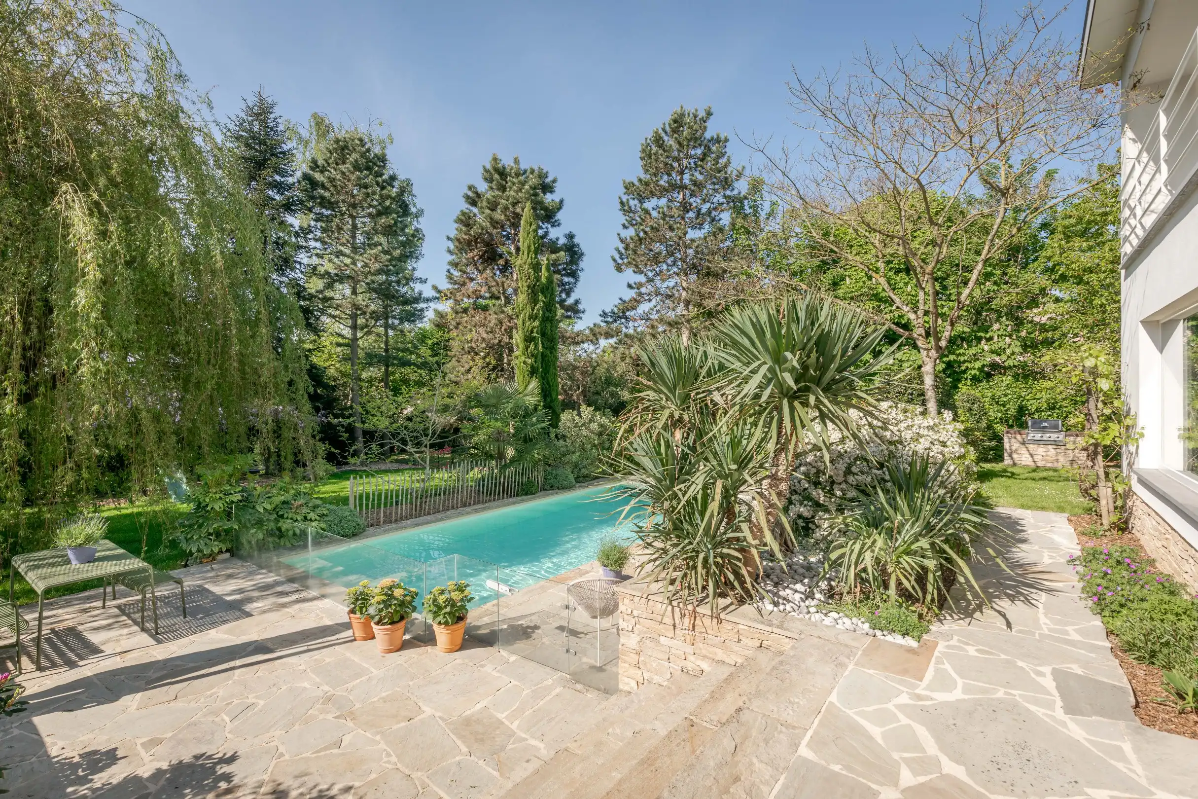 Prachtige modernistische villa met parktuin. foto 7