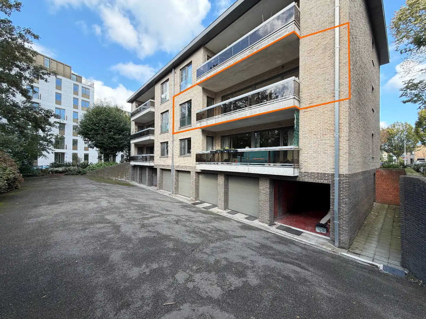 Lichtrijk 3-slaapkamerappartement met garage foto 18