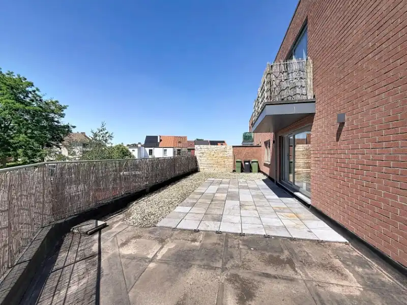 Lichtrijk appartement met ruim terras + garage foto 11